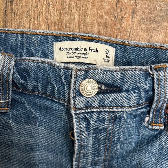 Abercrombie & Fitch Curve Love The 90s Straight
Ultra High Rise Jean Destroyed - Picture 8 of 9